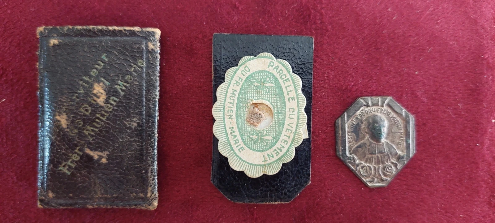 Ancien Reliquaire de Poche Cuir Relique Frère Mutien-Marie + Médaille – photo 2